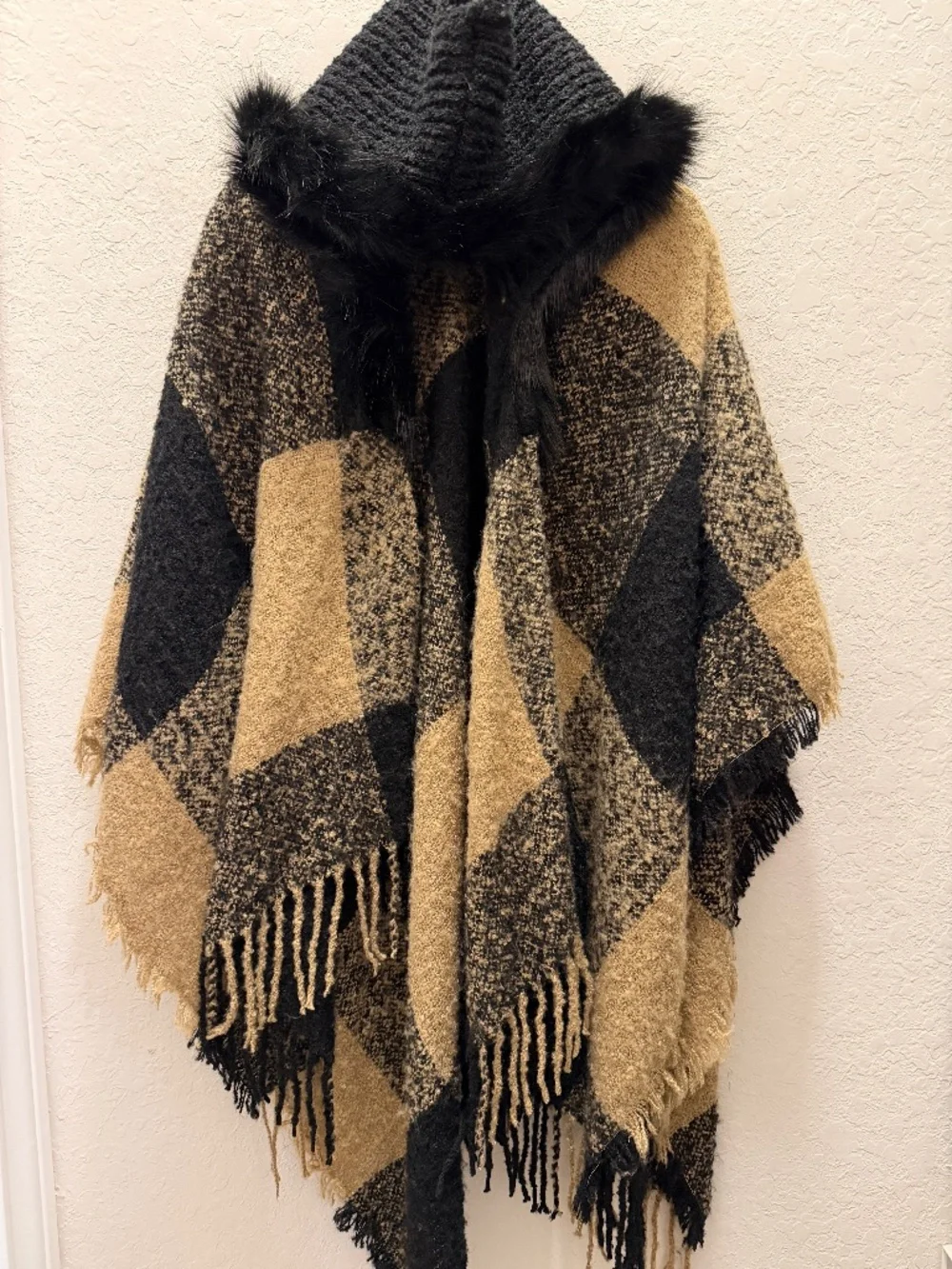 Hooded shawl with simple fur around the face
